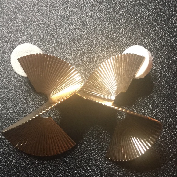 Silver Tone or Gold Tone Staircase Spiral Stud Earrings - Picture 4 of 5